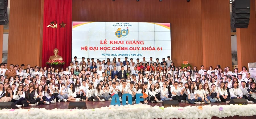 Các đại biểu, Ban Giám hiệu và các tân sinh viên chụp ảnh kỷ niệm