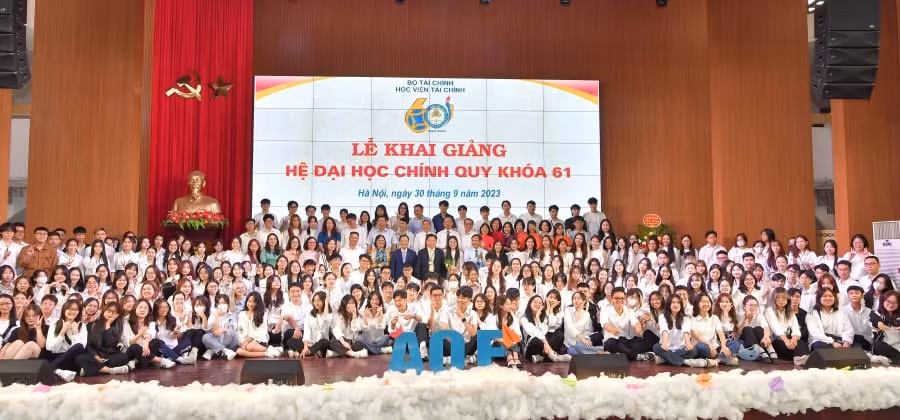 Các đại biểu, Ban Giám hiệu và các tân sinh viên chụp ảnh kỷ niệm