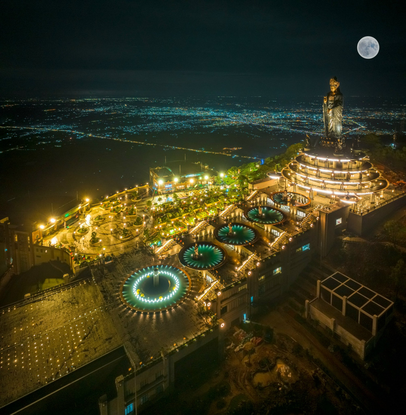 Núi Bà Đen - điểm đến mang tính biểu tượng của Tây Ninh. Ảnh: Lê Việt Khánh Núi Bà Đen - điểm đến mang tính biểu tượng của Tây Ninh. Ảnh: Lê Việt Khánh