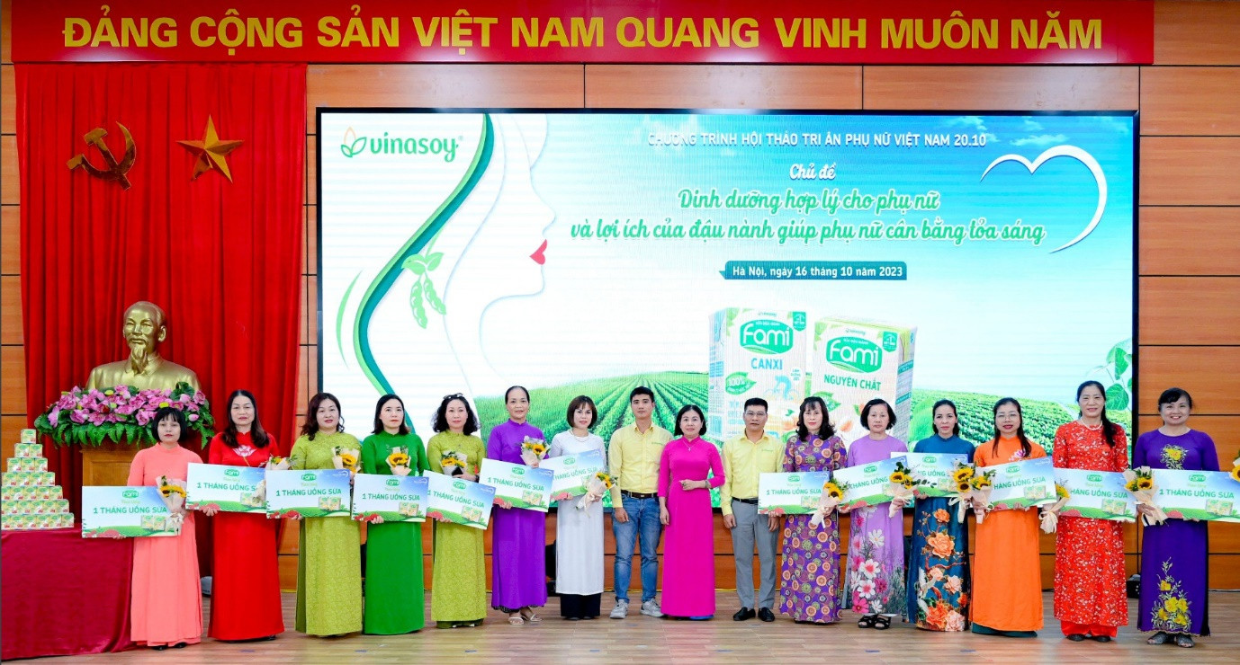 Đại diện nhãn hàng Fami trao tặng 1 tháng uống sữa miễn phí cho hội viên Hội Liên Hiệp Phụ Nữ Quận Long Biên