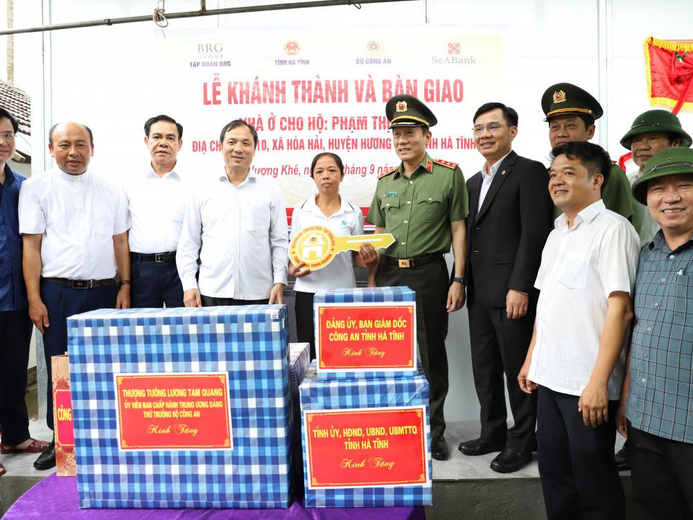 Đại diện Bộ Công an, tỉnh Hà Tĩnh, Tập đoàn BRG và Ngân hàng SeABank bàn giao căn nhà cho một hộ gia đình khó khăn về nhà ở tại Hương Khê, Hà Tĩnh Đại diện Bộ Công an, tỉnh Hà Tĩnh, Tập đoàn BRG và Ngân hàng SeABank bàn giao căn nhà cho một hộ gia đình khó khăn về nhà ở tại Hương Khê, Hà Tĩnh