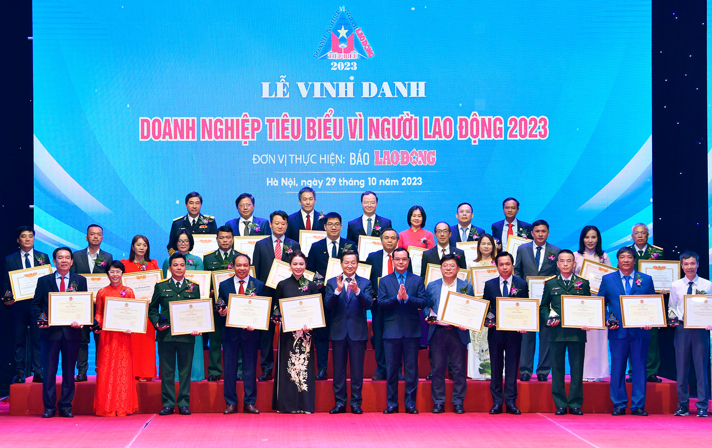 Phó Thủ tướng Chính phủ Lê Minh Khái và Chủ tịch Tổng Liên đoàn Lao động Việt Nam Nguyễn Đình Khang trao Bằng khen của Tổng Liên đoàn Lao động Việt Nam cho các doanh nghiệp Phó Thủ tướng Chính phủ Lê Minh Khái và Chủ tịch Tổng Liên đoàn Lao động Việt Nam Nguyễn Đình Khang trao Bằng khen của Tổng Liên đoàn Lao động Việt Nam cho các doanh nghiệp