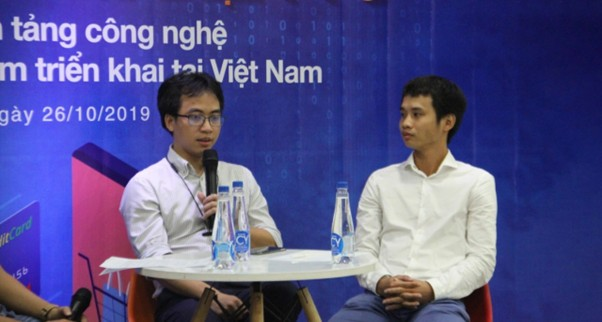 Anh Nguyễn Thanh Dương (ngoài cùng bên phải) có nhiều lời khuyên và chia sẻ với các bạn sinh viên CNTT trong một sự kiện của Aptech. Anh Nguyễn Thanh Dương (ngoài cùng bên phải) có nhiều lời khuyên và chia sẻ với các bạn sinh viên CNTT trong một sự kiện của Aptech.