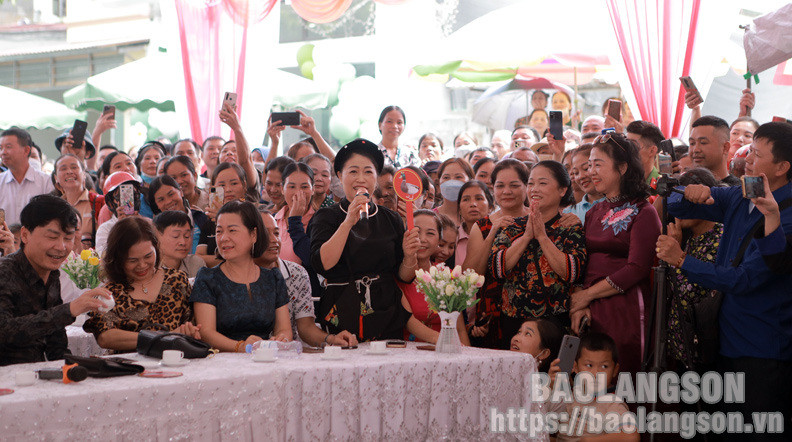 Các doanh nghiệp trên địa bàn huyện tham gia đấu giá “Hoa hậu vịt”