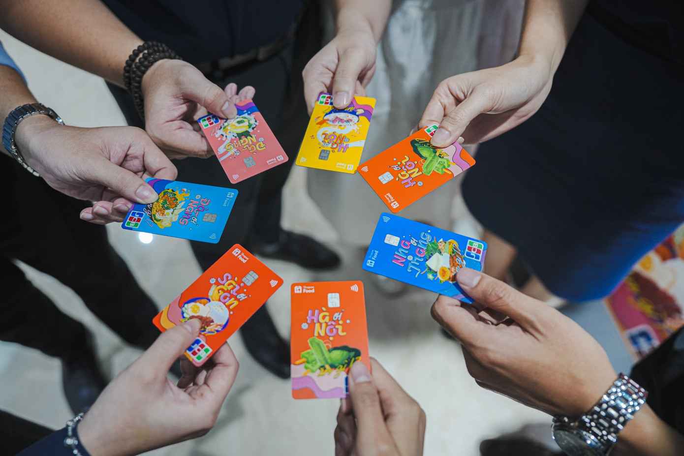 Thẻ Hi ShopeeFood cũng sở hữu công nghệ bảo mật khi tích hợp thẻ tín dụng và thẻ ATM vào một chip, không in thông tin thẻ và chủ thẻ cùng ngoại hình thu hút GenZ bởi chất riêng thể hiện qua màu sắc tươi trẻ và các món ăn đặc trưng vùng miền.