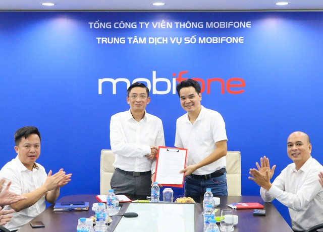 Ông Lê Quang Minh – Giám đốc Trung tâm Dịch vụ số MobiFone và ông Trần Đức Hùng – Tổng giám đốc Educa Corporation trong buổi lễ ký kết biên bản hợp tác chiến lược.