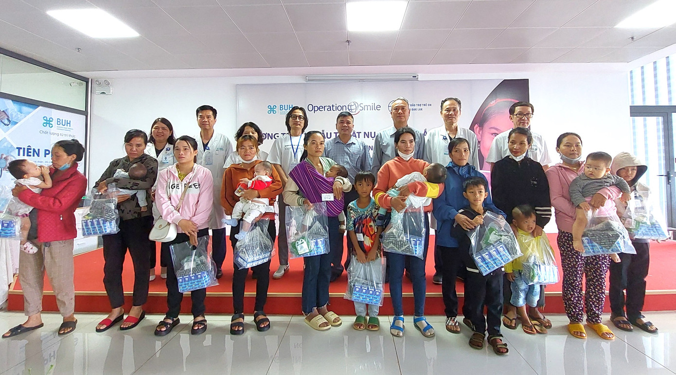 Đại diện các gia đình nhận những phần quà ý nghĩa tại chương trình