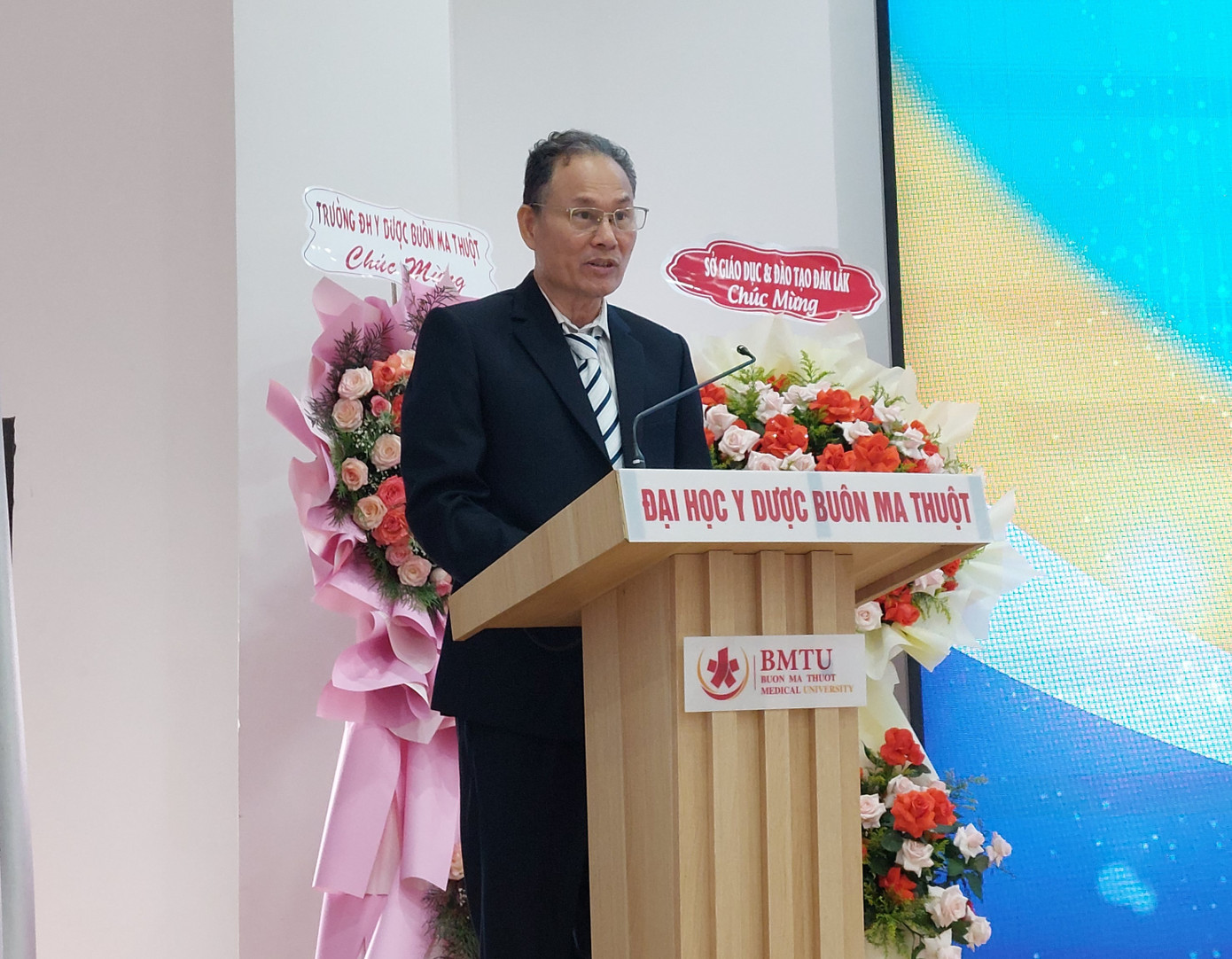 GS.TS.BSCC Cao Tiến Đức, Hiệu trưởng Trường ĐH Y Dược Buôn Ma Thuột chia sẻ tại buổi lễ GS.TS.BSCC Cao Tiến Đức, Hiệu trưởng Trường ĐH Y Dược Buôn Ma Thuột chia sẻ tại buổi lễ