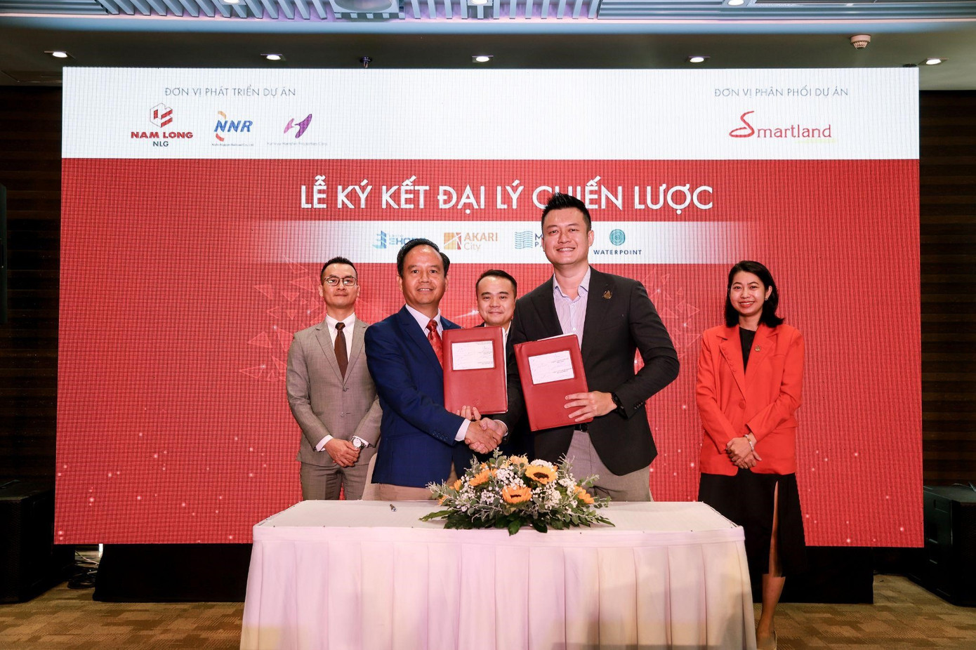 Ông Đặng Trần Việt Anh, phó Giám đốc Smartland (bên phải) và ông Văn Viết Sơn - Giám Đốc Điều Hành Nam Long Land (bên trái) tại sự kiện ký kết