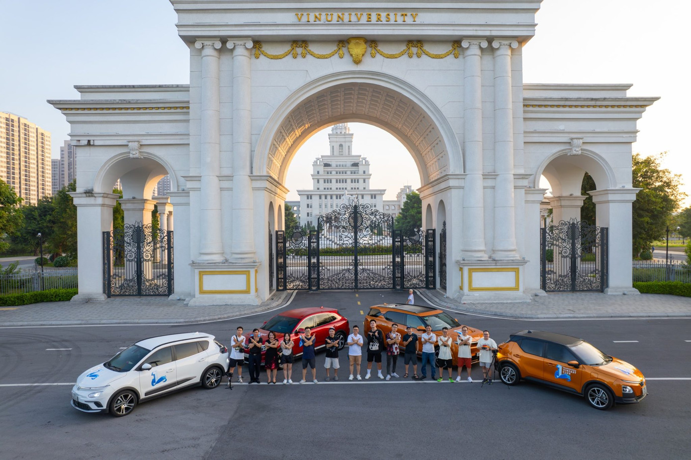Nhóm VinFast All Stars chụp ảnh trước Đại học VinUni vào ngày khởi đầu hành trình