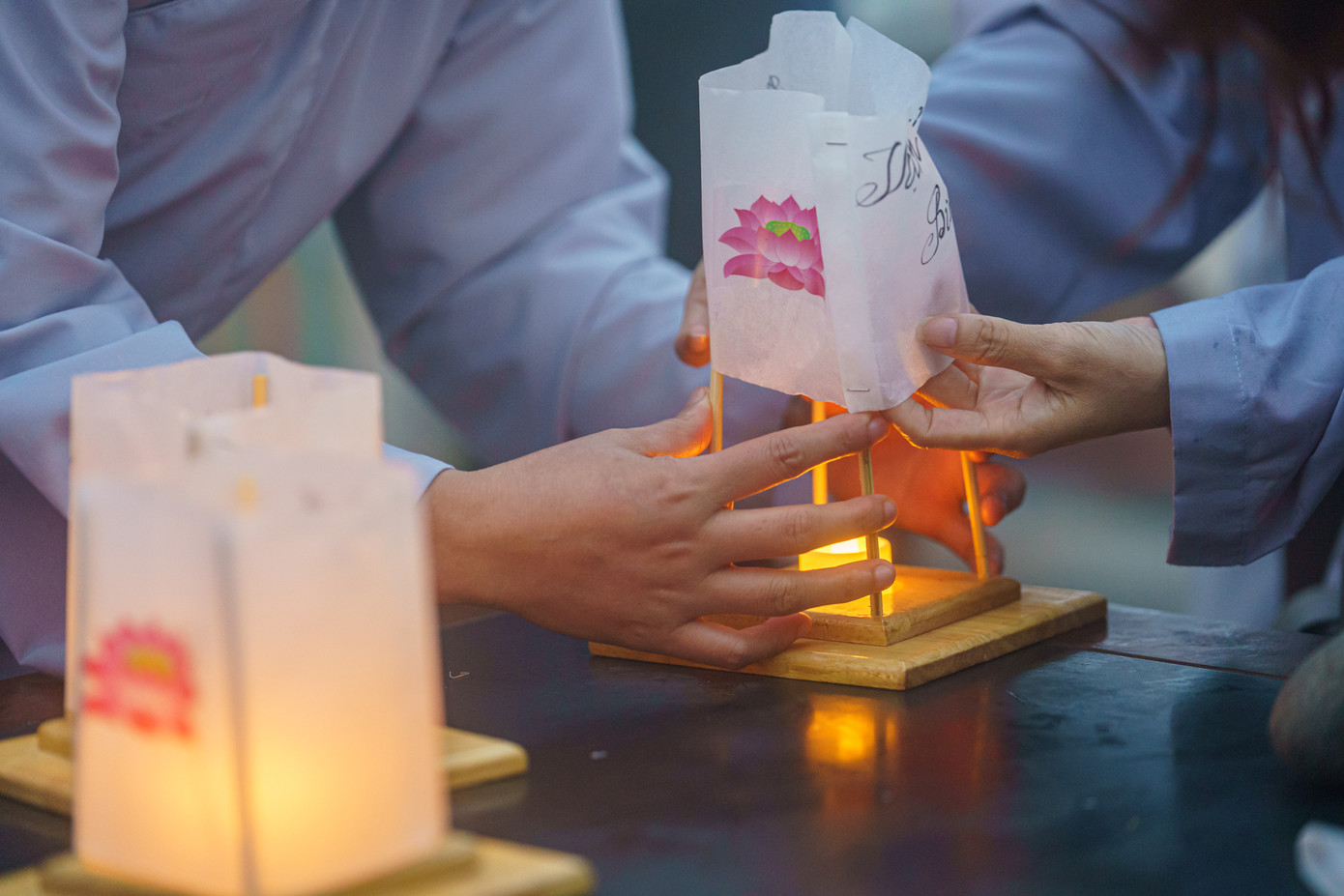 Du khách tự ráp đèn hoa đăng trên núi Bà Đen. Ảnh: Hải Triều Du khách tự ráp đèn hoa đăng trên núi Bà Đen. Ảnh: Hải Triều