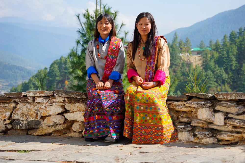 Cảm giác thật hồi hộp khi máy bay nghiêng mình lách qua những khe núi hẹp để đáp xuống sân bay được cho là nguy hiểm nhất thế giới nhưng ngay sau đó đã nhường chỗ cho cảm giác ấm áp khi chúng tôi được chào đón bằng nụ cười thân thiện và những chiếc khăn choàng cổ duyên dáng thay cho lời chào mừng đến Bhutan.