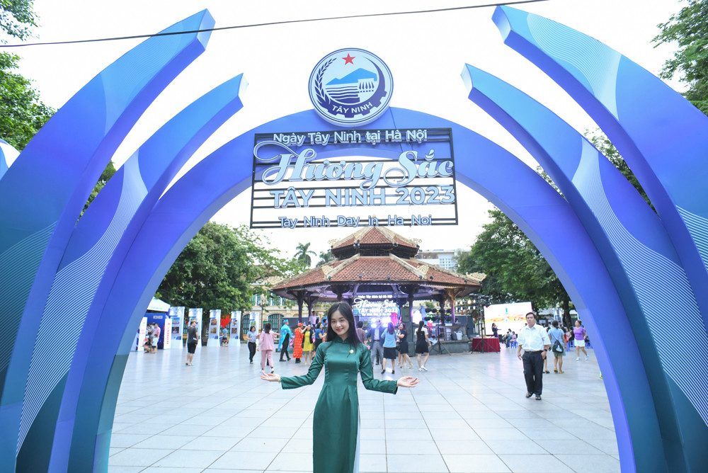 Người thủ đô hào hứng check in tại không gian sự kiện “Ngày Tây Ninh tại Hà Nội". Ảnh: Sun World Ba Den Mountain Người thủ đô hào hứng check in tại không gian sự kiện “Ngày Tây Ninh tại Hà Nội". Ảnh: Sun World Ba Den Mountain