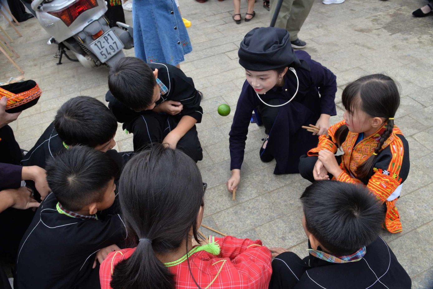 Thiếu niên xứ Lạng vui các trò chơi dân gian. Ảnh: Duy Chiến