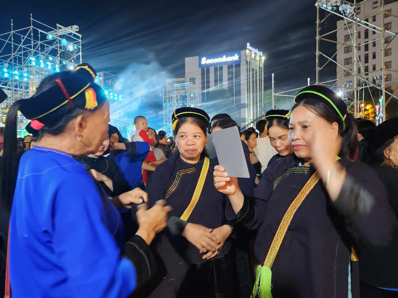 Đồng bào Tày, Nùng xuống phố vui hội. Ảnh: Duy Chiến