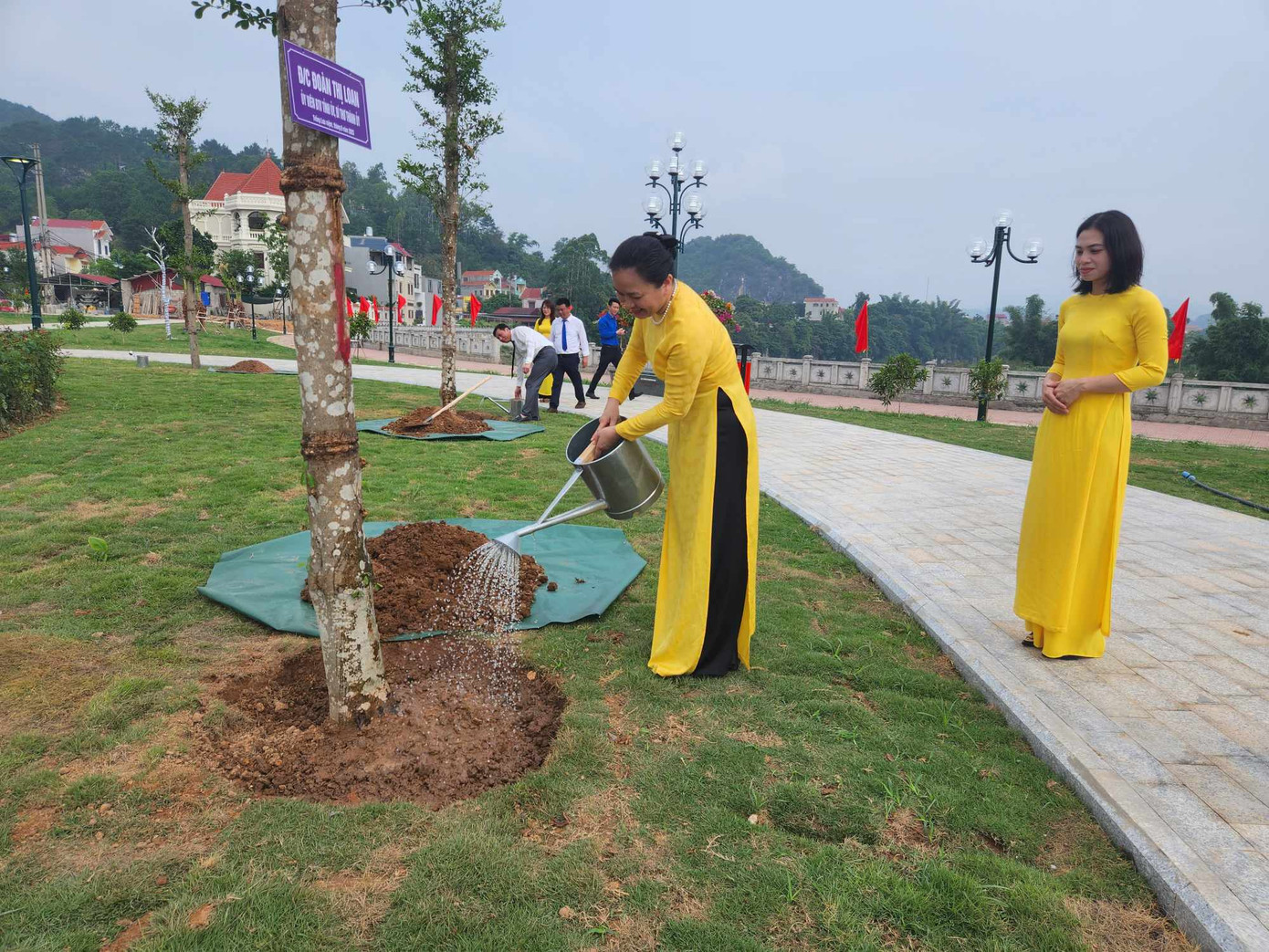 Bí thư Thành ủy Đoàn Thị Loan (giữa) trồng cây tại Công viên 15/6, xã Mai Pha, thành phố Lạng Sơn. Ảnh: Duy Chiến