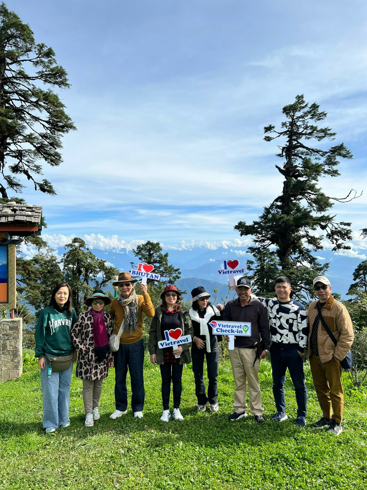 Cảm ơn công ty Vietravel đã luôn tiên phong trong việc khai phá những miền đất mới, đã đưa chúng tôi đặt chân tới đất nước hạnh phúc Bhutan với sự tổ chức chu đáo tận tâm của đội ngũ nhân viên và hướng dẫn viên. Thật ấm lòng biết bao khi nhận được ly mì nóng hổi trong lúc mệt mỏi khi không thể ăn cơm, công ty còn mang theo những món ăn quen thuộc của Việt Nam để các bữa ăn ở Bhutan trở nên hợp khẩu vị hơn.