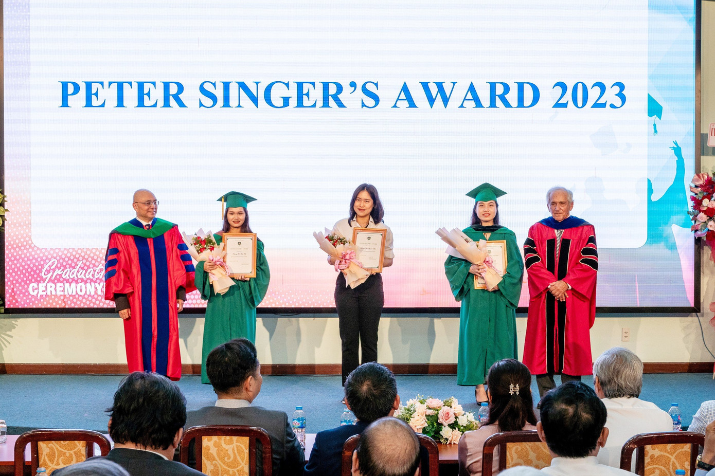 Trường đại học Tân Tạo trao bằng tốt nghiệp cho sinh viên năm 2023