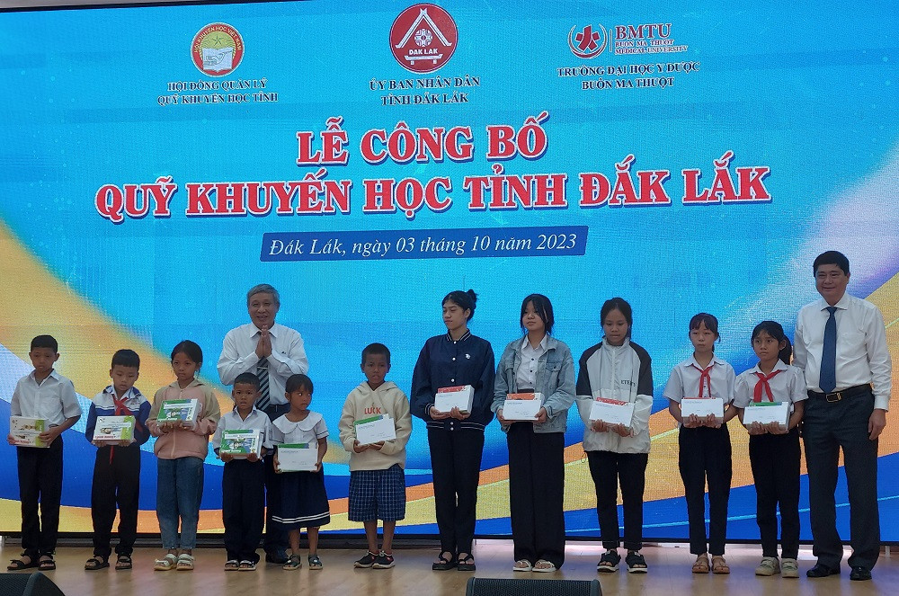 Học sinh vượt khó học giỏi nhận học bổng Học sinh vượt khó học giỏi nhận học bổng