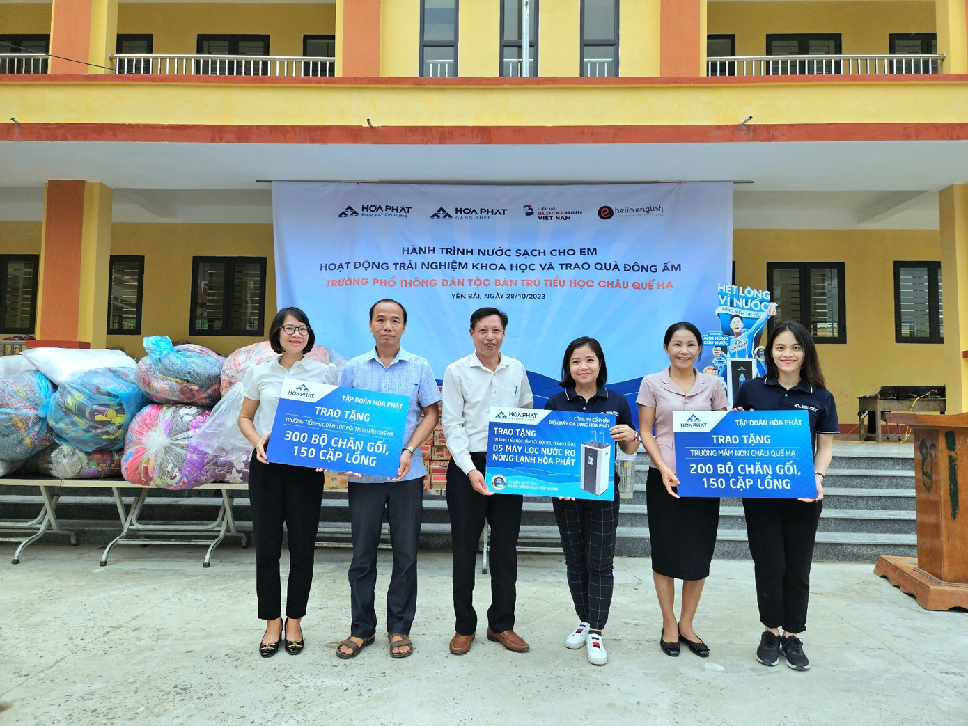 Công ty Điện máy Gia dụng Hoà Phát và Thép Hoà Phát Hải Dương trao quà cho Ban giám hiệu nhà trường Công ty Điện máy Gia dụng Hoà Phát và Thép Hoà Phát Hải Dương trao quà cho Ban giám hiệu nhà trường