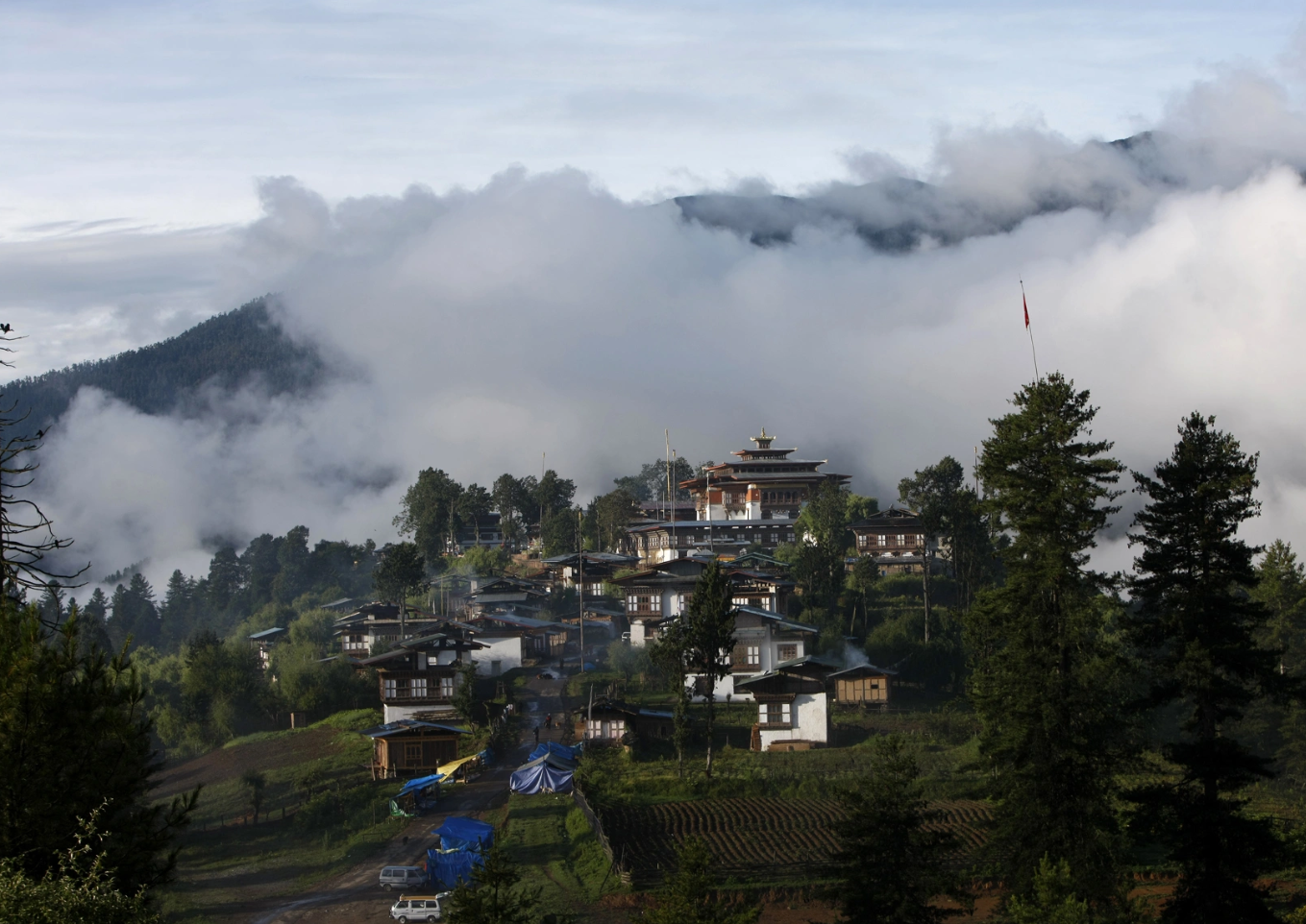 Với lịch trình xuyên suốt 3 thành phố lớn của Bhutan là thủ đô Thimphu, cố đô Punakha và thành phố Paro, ấn tượng chung nhất về Bhutan là thiên nhiên xanh tươi, người dân hiền hòa và sự bình yên của nhịp sống nơi đây.