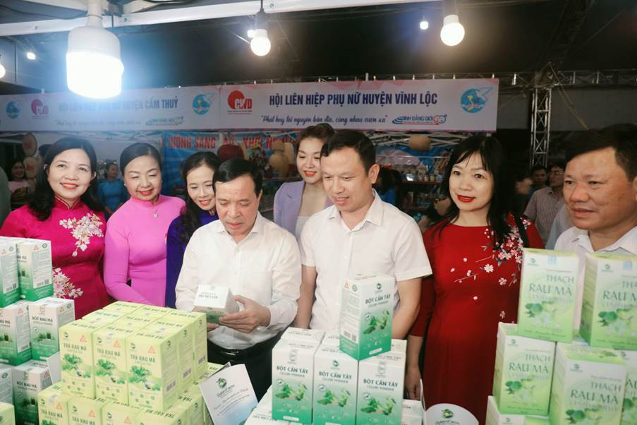 Các đại biểu tham quan các gian hàng có sản phẩm đạt chuẩn OCOP