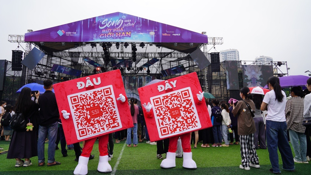 Gian hàng của SSI thu hút sự quan tâm của nhiều bạn trẻ.