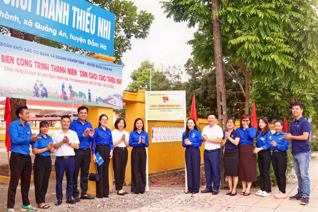 Đoàn Khối các cơ quan và doanh nghiệp tỉnh thực hiện gắn biển, bàn giao công trình thanh niên “Sân chơi cho thiếu nhi” tại thôn Đông Thành, xã Quảng An, huyện Đầm Hà