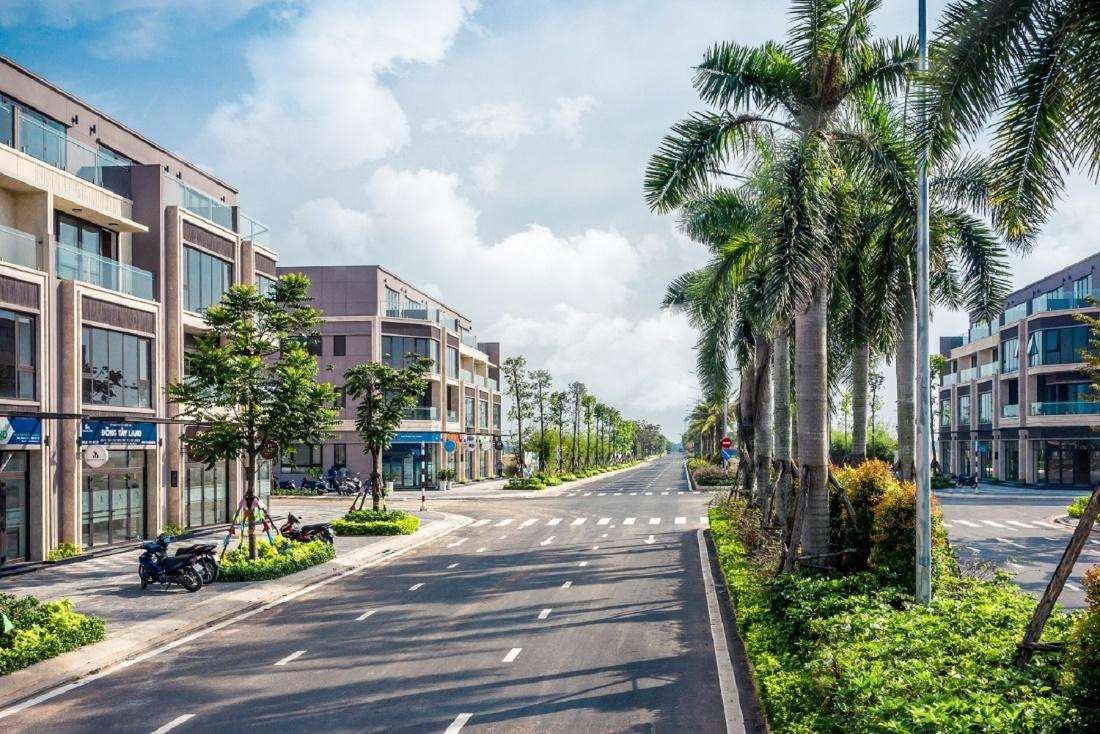 Đại lộ Goldsilk Boulevard là trục đường huyết mạch của dự án, bao quanh các dãy shophouse được thiết kế trang nhã, hiện đại, mang đến diện mạo mới đầy năng động cho khu đô thị