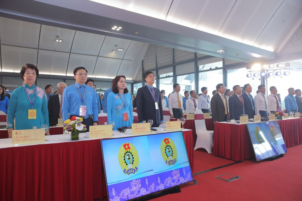 Đại biểu tham gia đại hội làm lễ chào cờ