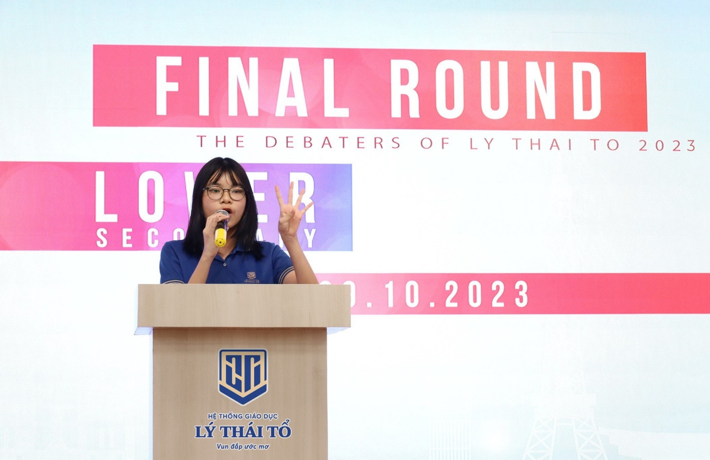 Em Phạm Quỳnh Chi thực hiện màn tranh biện tại vòng chung kết