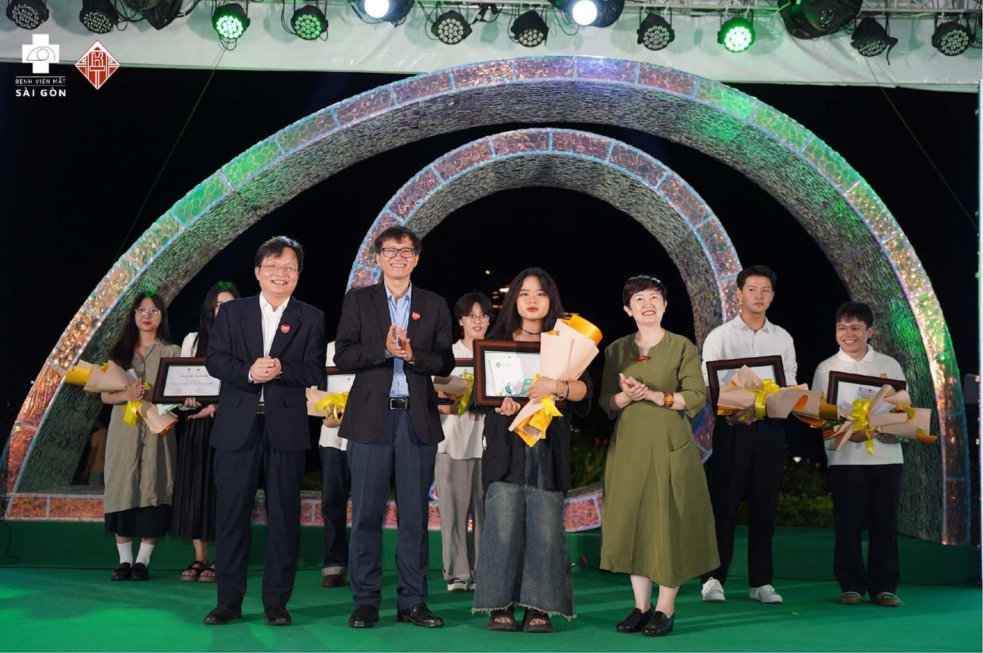 Ban lãnh đạo tập đoàn Y khoa Sài Gòn và Trưởng Giám khảo cuộc thi cùng trao giải cho nhà vô địch của cuộc thi “Mở” Mắt Ban lãnh đạo tập đoàn Y khoa Sài Gòn và Trưởng Giám khảo cuộc thi cùng trao giải cho nhà vô địch của cuộc thi “Mở” Mắt