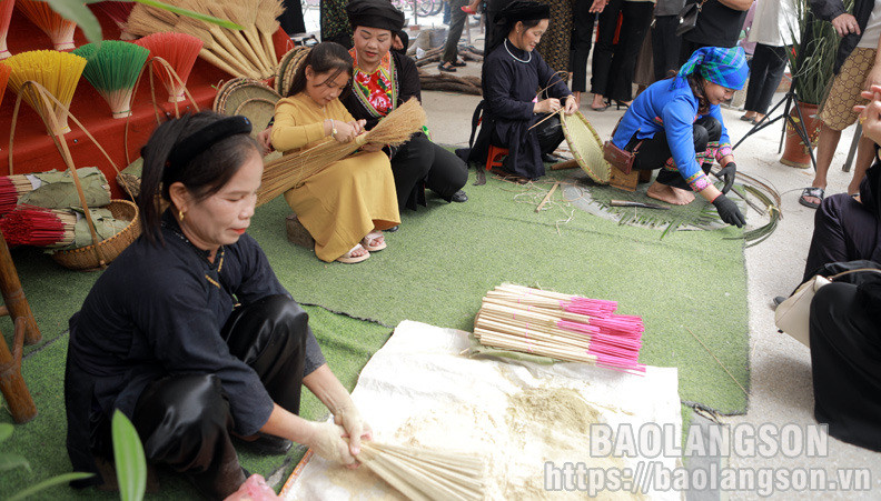 Du khách tham gia trải nghiệm các nghề truyền thống trên địa bàn huyện tại các gian hàng