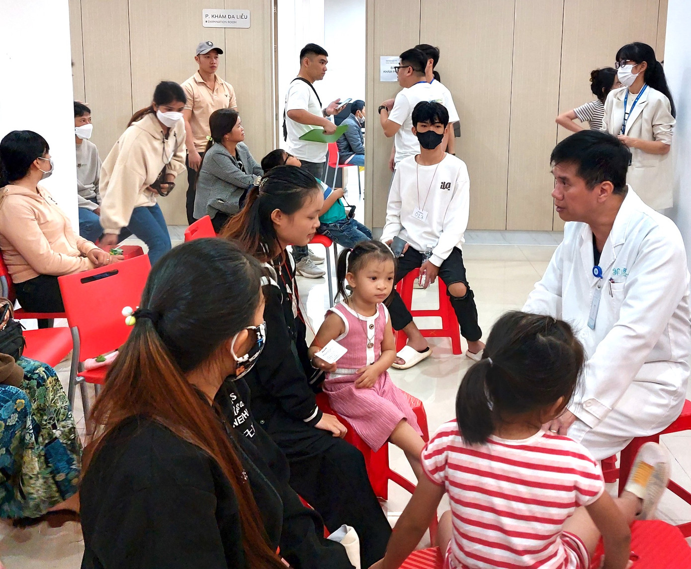 Nhiều gia đình ở nhiều tỉnh như Khánh Hoà, Ninh Thuận...đưa con tới chương trình từ sớm