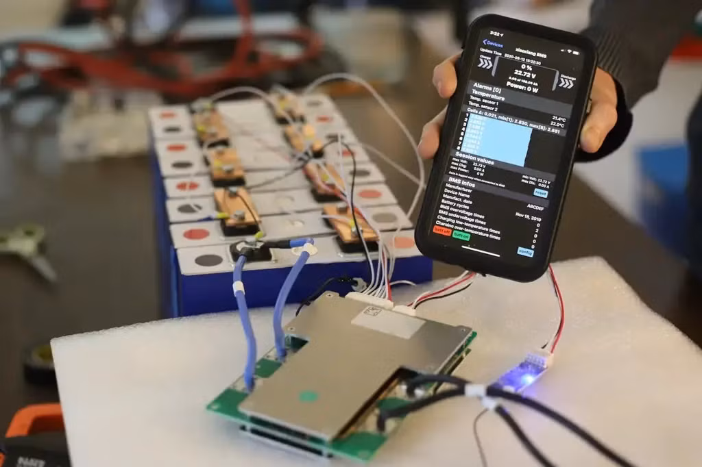 Hệ thống quản lý pin (BMS) ngày càng được thiết kế hiện đại, khiến rủi ro về sự cố pin gần như không xảy ra (Ảnh: Roamlab) Hệ thống quản lý pin (BMS) ngày càng được thiết kế hiện đại, khiến rủi ro về sự cố pin gần như không xảy ra (Ảnh: Roamlab)