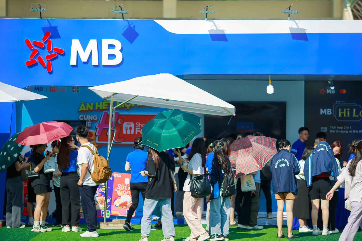 Hàng nghìn sinh viên đến tham quan và mở thẻ trực tiếp tại gian hàng MB tại sự kiện Sóng Festival 2023