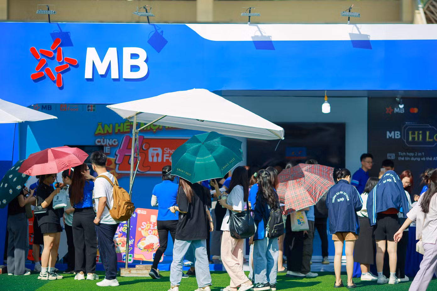 Hàng nghìn sinh viên đến tham quan và mở thẻ trực tiếp tại gian hàng MB tại sự kiện Sóng Festival 2023