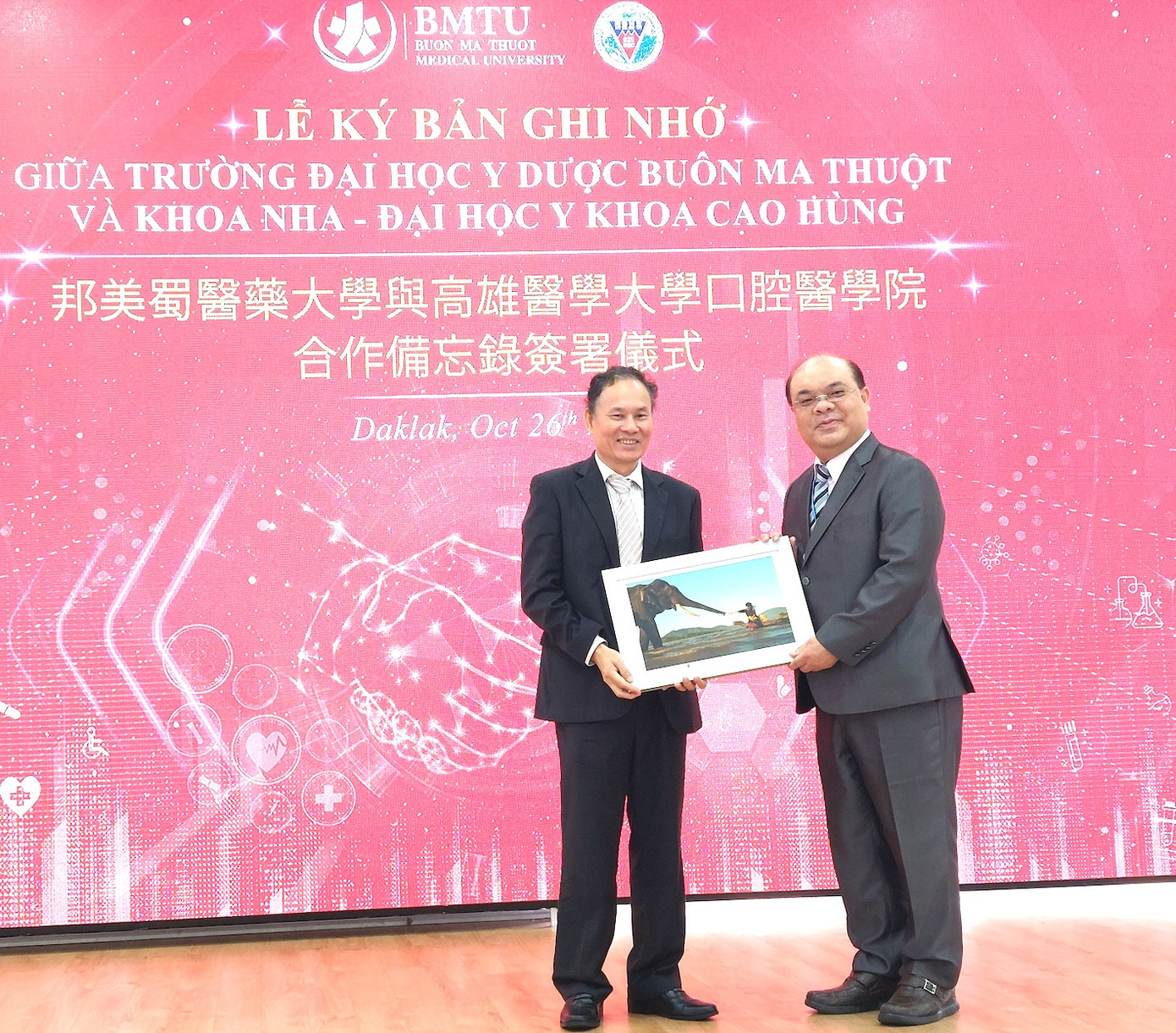 Đại diện lãnh đạo trường ĐH Y Dược Buôn Ma Thuột trao tặng món quà cho đối tác