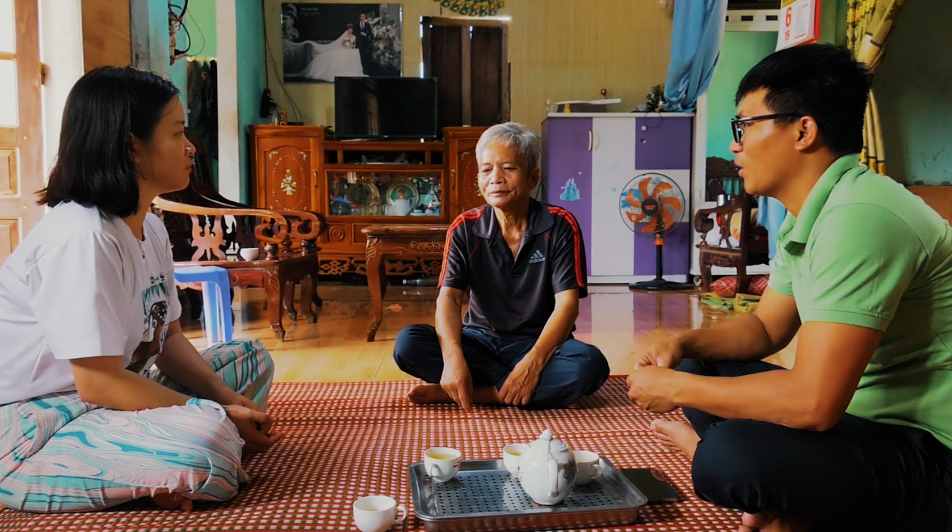 Ông Lượng chia sẻ ký ức về sao la (© WWF-Việt Nam/ Thảo Nhiên)