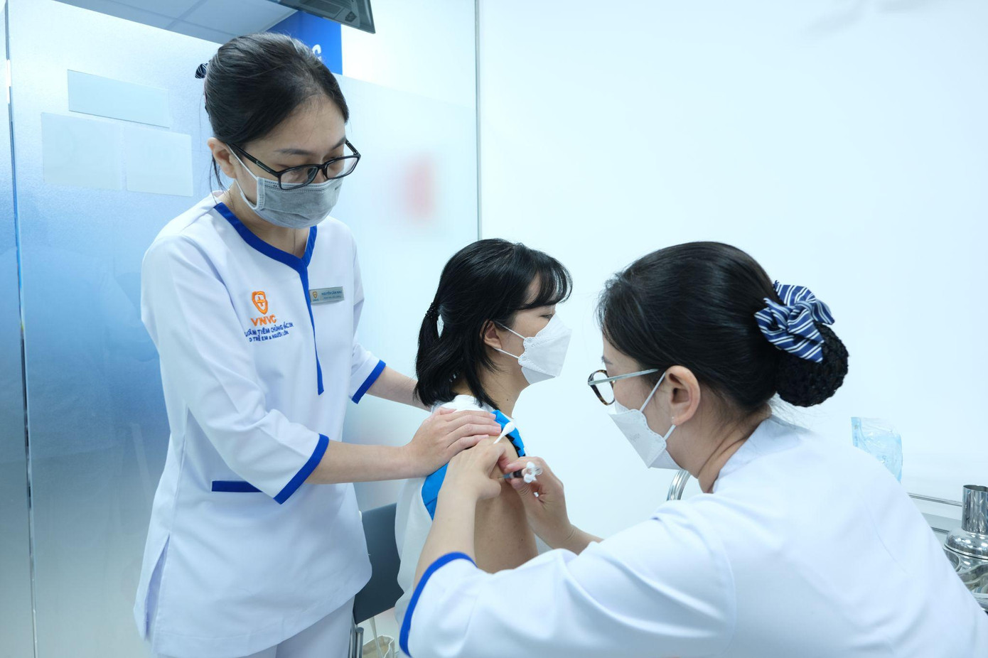 Tiêm ngừa cúm là biện pháp tránh lây nhiễm cúm ra cộng đồng. Ảnh: Thanh Thanh