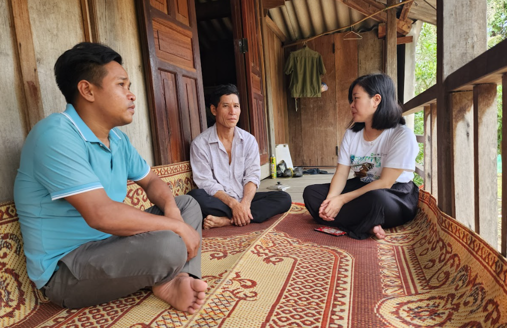 Ông Mười - huyện Lệ Thủy - Quảng Bình chia sẻ câu chuyện tìm thấy sừng sao la (© WWF-Việt Nam/ Thảo Nhiên)