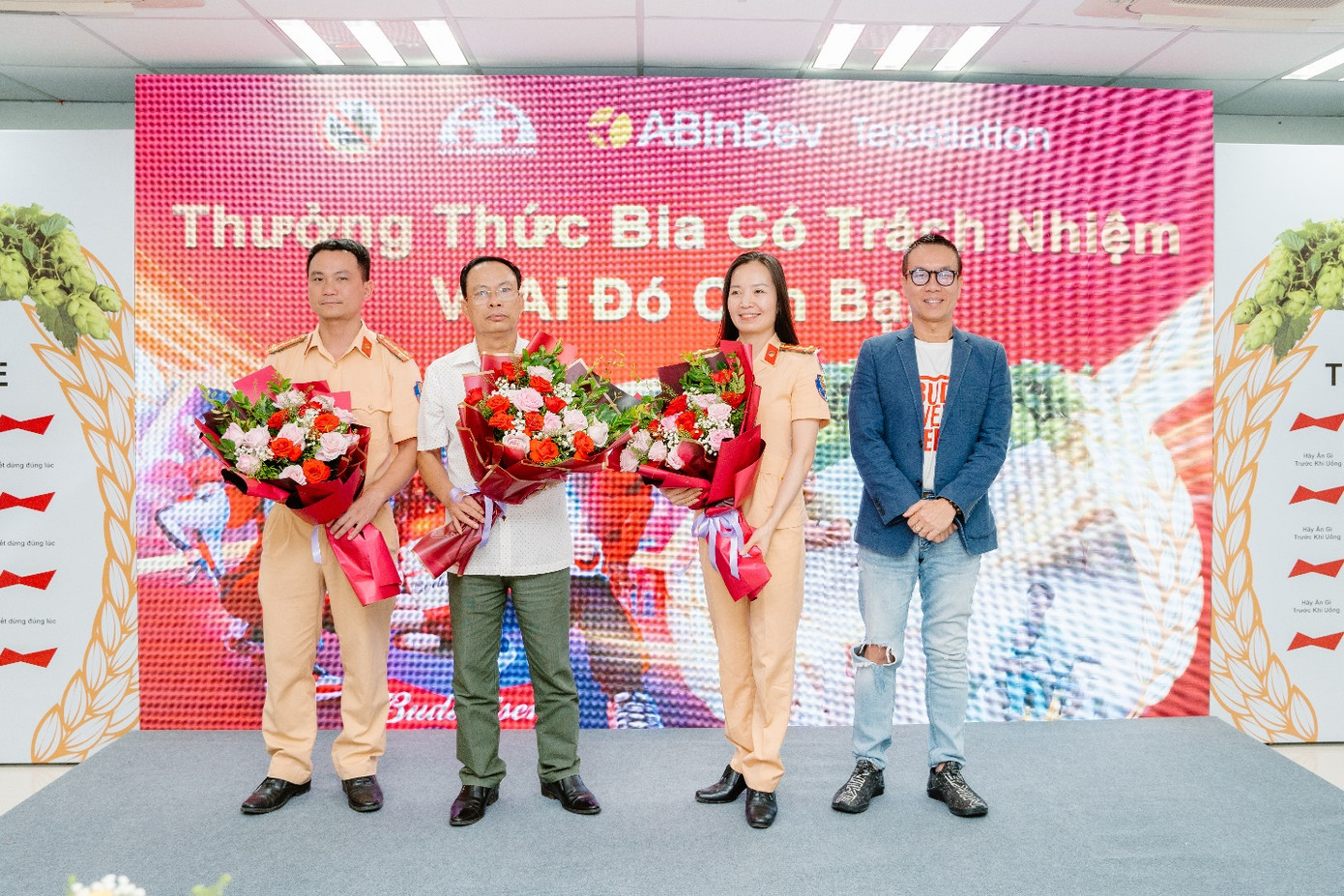 Chương trình nâng cao văn hóa thưởng thức bia có trách nhiệm đến với tỉnh Hòa Bình với sự phối hợp của Ban An Toàn Giao thông địa phương và công ty TNHH AB InBev đồng hành cùng nhãn hàng Budweiser đã thành công tuyên truyền cho hơn 4000 nhân viên ở đây