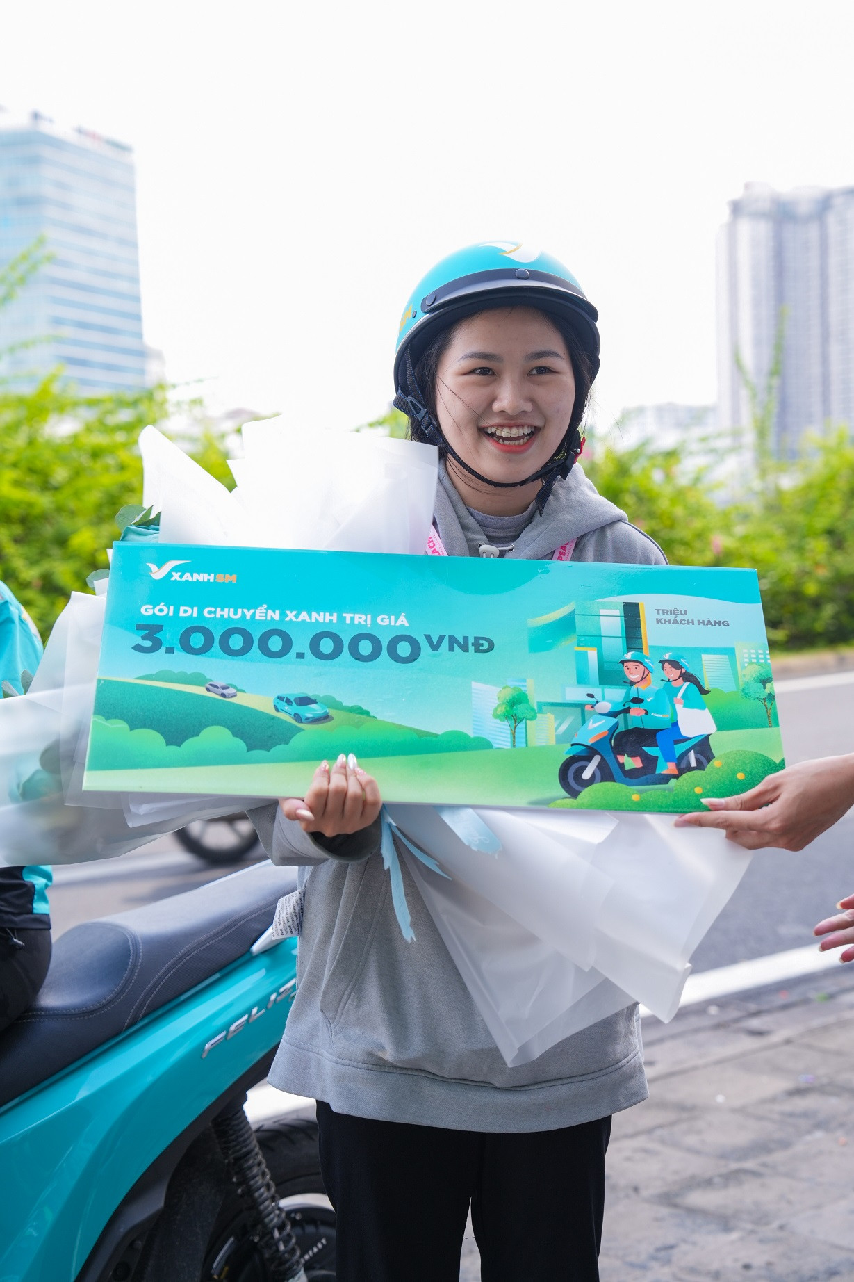 Chị Cáp Thị Thanh Ngân là khách hàng thứ 1.000.000 của Xanh SM Bike Chị Cáp Thị Thanh Ngân là khách hàng thứ 1.000.000 của Xanh SM Bike