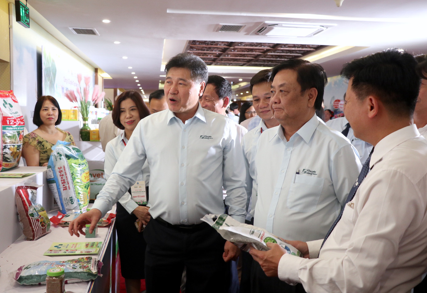 Ông Lê Minh Hoan - Bộ trưởng Bộ NN &amp; PTNT cùng đoàn đại biểu tham quan các gian hàng của hội Khuyến nông trên toàn quốc