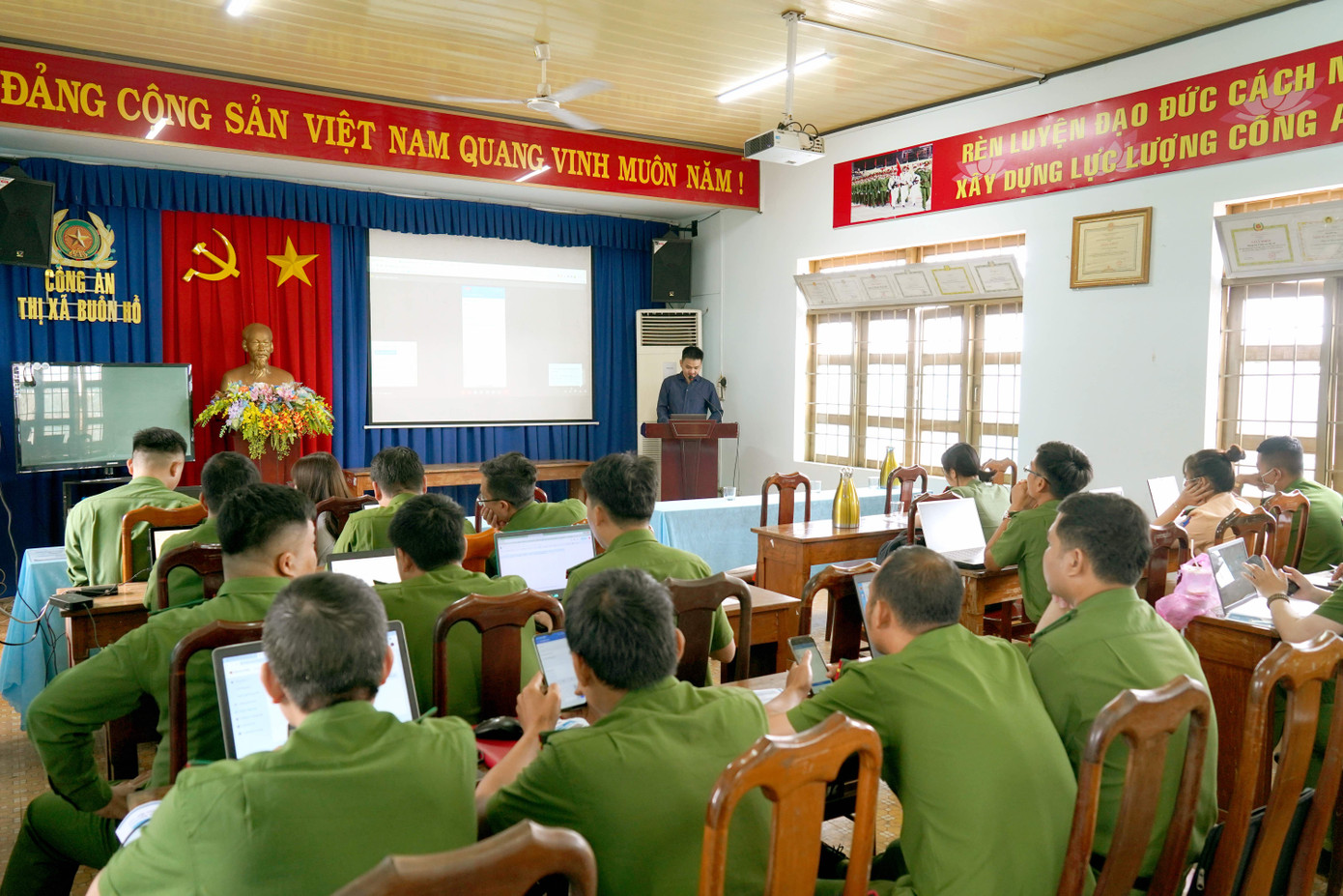 Qua nhiều tháng tìm tòi, Zalo mini app là mô hình đã được Công an Thị xã Buôn Hồ lựa chọn triển khai với mục tiêu giúp người dân thuận tiện hơn khi thực hiện TTHC