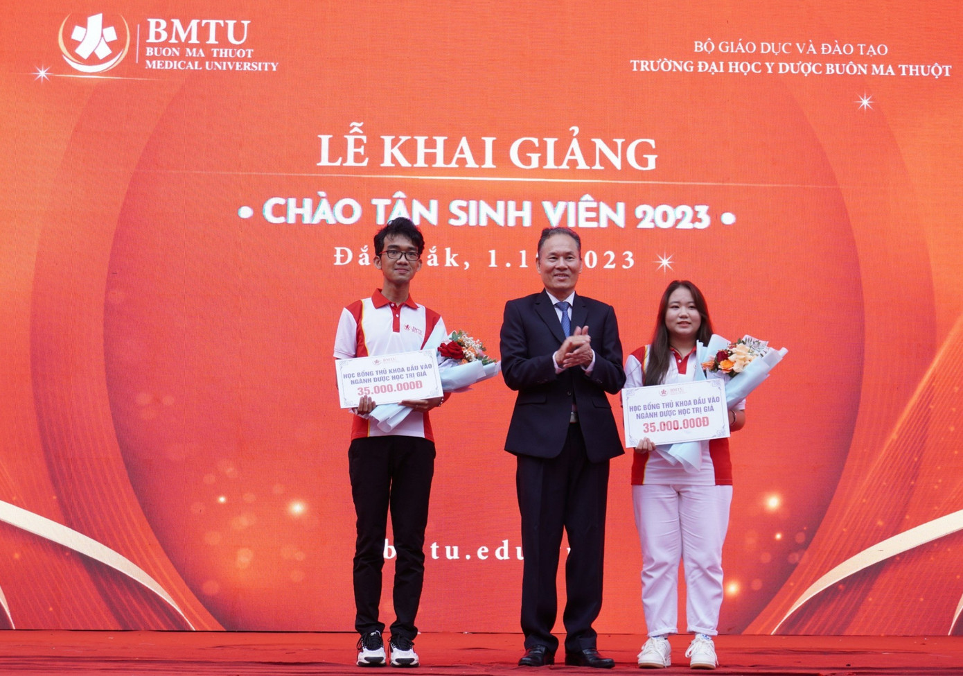 GS.TS.BS Cao cấp Cao Tiến Đức - Hiệu Trưởng nhà trường trao học bổng cho thủ khoa đầu vào GS.TS.BS Cao cấp Cao Tiến Đức - Hiệu Trưởng nhà trường trao học bổng cho thủ khoa đầu vào