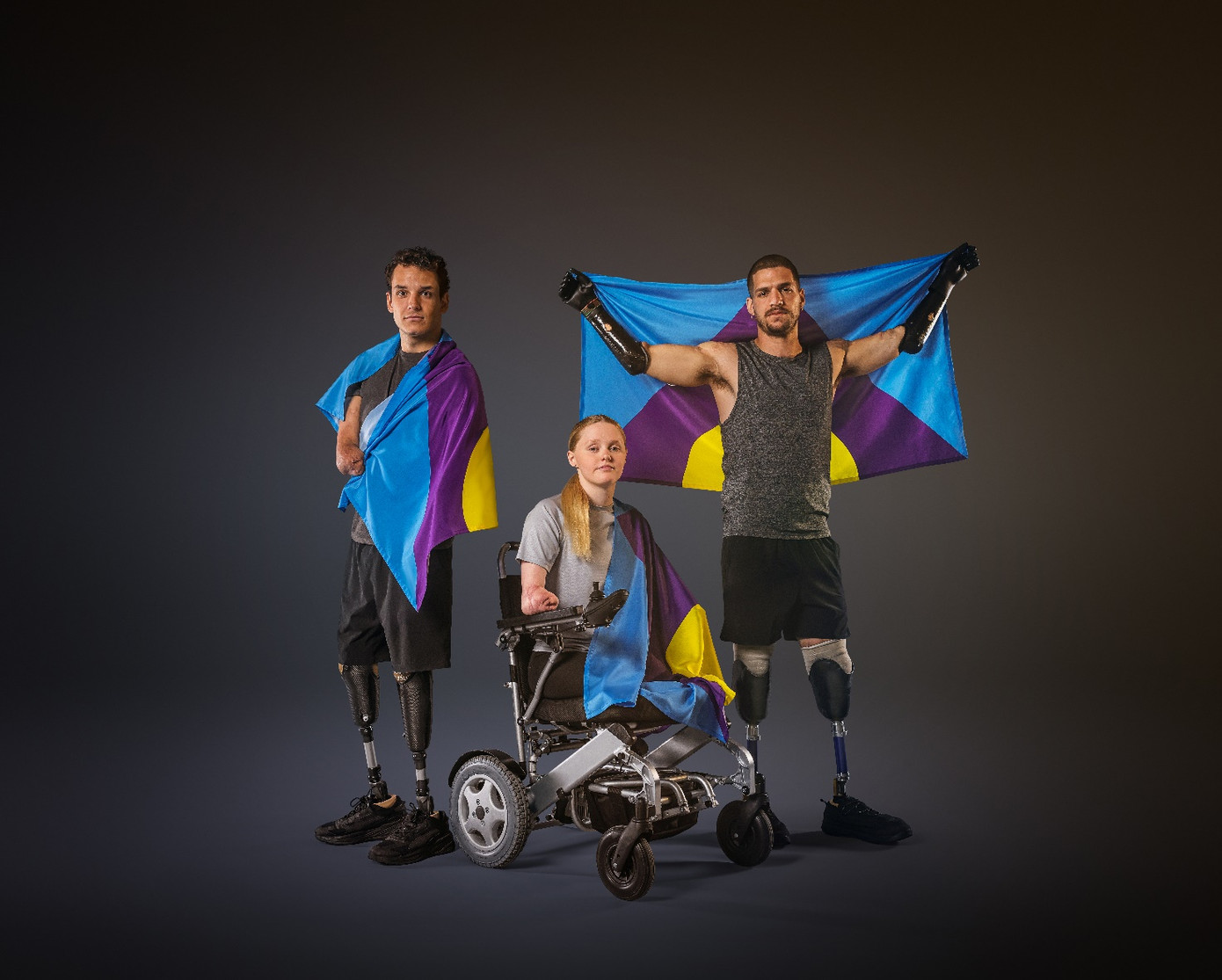 Cùng các vận động viên khuyết tật Ellie Challis (Anh), Théo Curin (Pháp) và Davide Morana (Ý) phất lên Lá cờ đẩy lùi viêm màng não