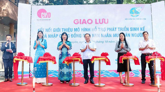Các đại biểu cắt băng khai mạc hoạt động “Giao lưu kết nối, giới thiệu mô hình sinh kế hỗ trợ hòa nhập cộng đồng cho nạn nhân mua bán người” Các đại biểu cắt băng khai mạc hoạt động “Giao lưu kết nối, giới thiệu mô hình sinh kế hỗ trợ hòa nhập cộng đồng cho nạn nhân mua bán người”