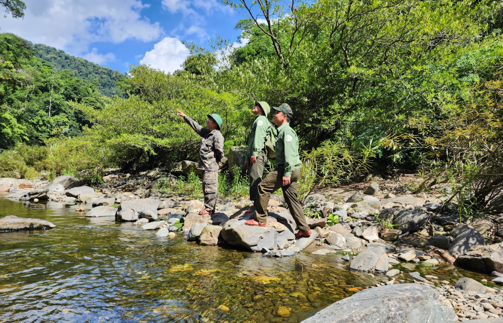 Các thành viên tổ bảo vệ rừng Cầu Khỉ tuần tra (© WWF-Việt Nam/ Thảo Nhiên)