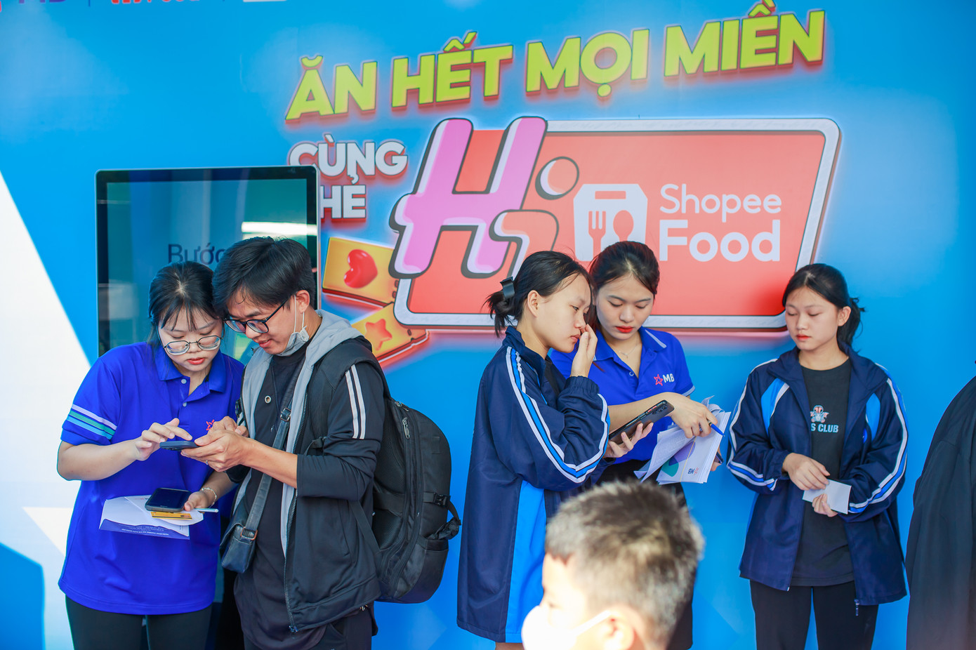 GenZ hào hứng mở thẻ Hi ShopeeFood để nhận hàng loạt ưu đãi khủng